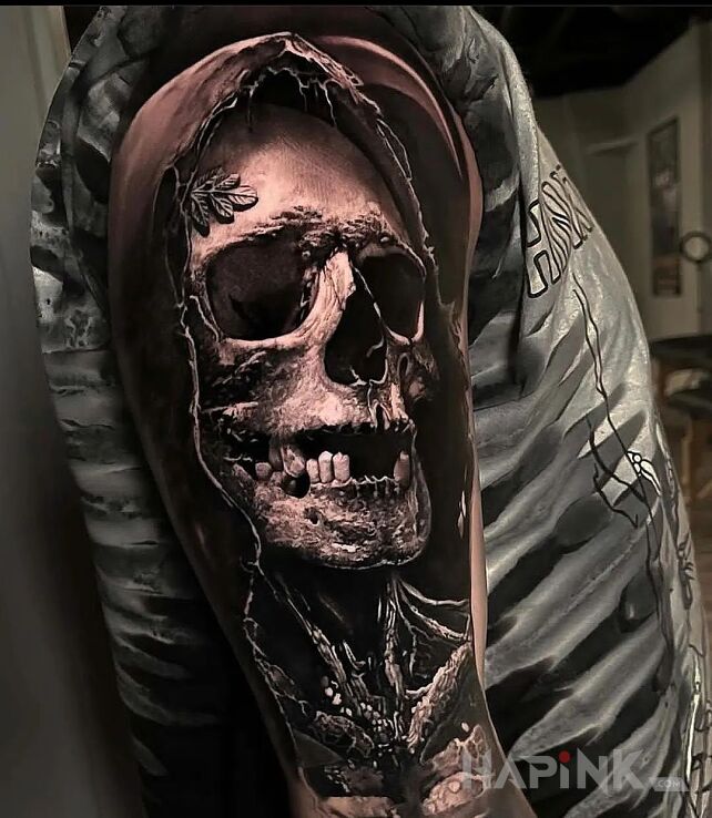 Tattoo Powybijane zęby in dark motif and realistic style on the upper arm