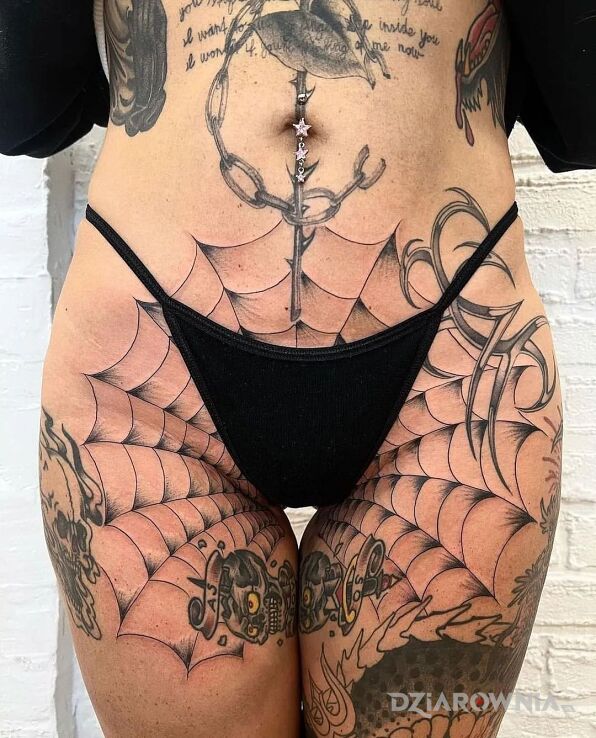 Tatuaż pajeczynka w ciekawym miejscu w motywie czarno-szare i stylu oldschool na brzuchu