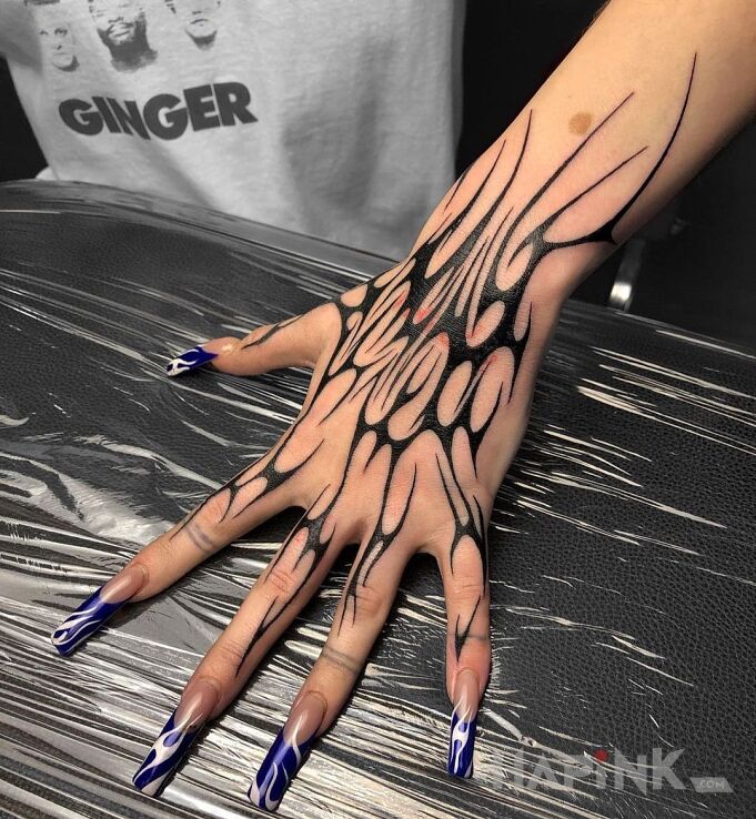 Tattoo Na dloni nie boli? in other motif and neo tribal style on the hand