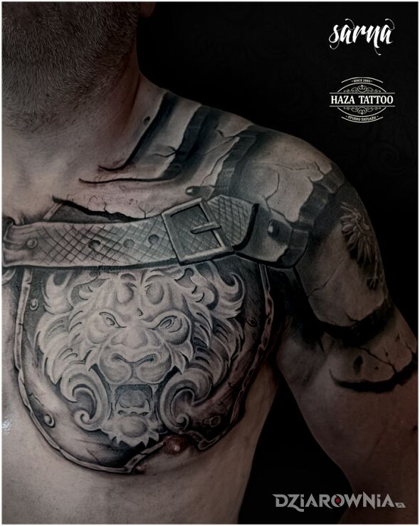Tatuaż zbroja patriotyzm tatuaż w motywie czarno-szare i stylu realistyczne na bicepsie