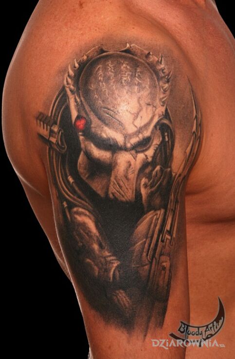 Tatuaż predator - bloodyartpl w motywie twarze i stylu realistyczne na ramieniu