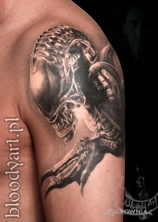 Tatuaż alien - xenomorph  - bloodyartpl w motywie twarze i stylu surrealistyczne na ramieniu