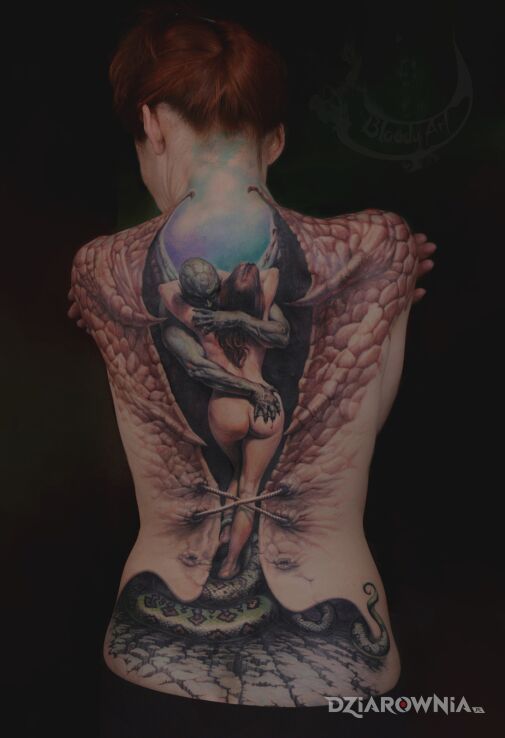 Tatuaż gorset - pocałunek wampira - bloodyartpl w motywie fantasy i stylu surrealistyczne na plecach