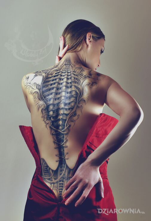Tatuaż biomechaniczny gorset - bloodyartpl w motywie anatomiczne i stylu surrealistyczne na plecach