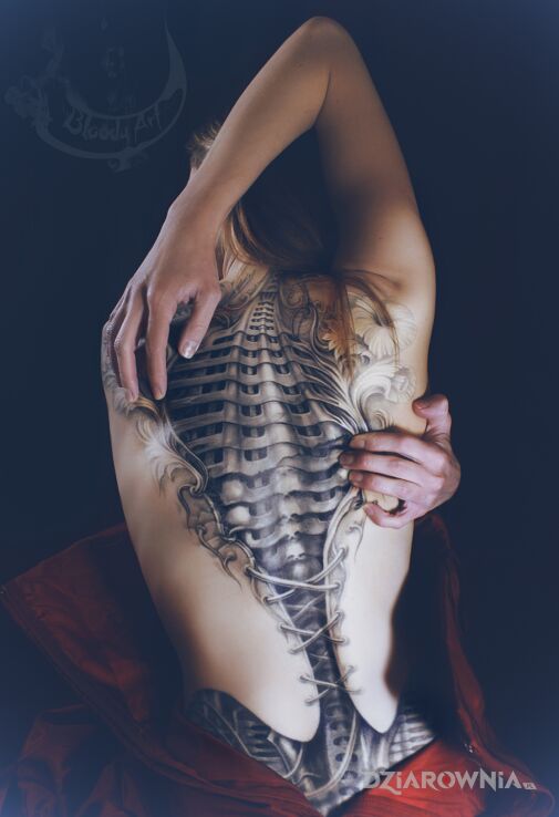 Tatuaż biomechaniczny gorset - bloodyartpl w motywie anatomiczne i stylu surrealistyczne na plecach
