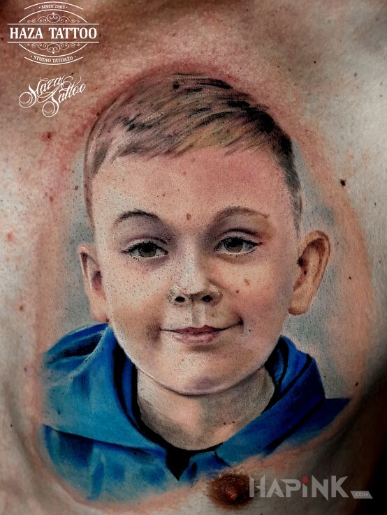 Tattoo Portret syn tatuaż in colorful motif and realistic style on the chest