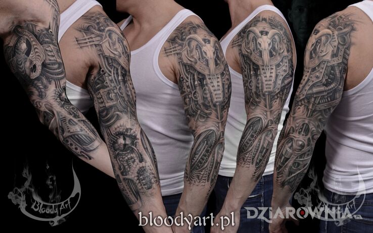 Tatuaż biomech rękaw w motywie czarno-szare i stylu organika na barku