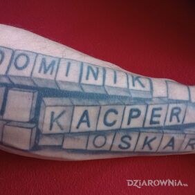 Tatuaż Imiona dzieci na ręce motyw: napisy