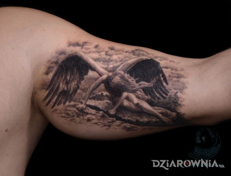 Tatuaż upadły anioł w motywie anioły i stylu realistyczne na ręce