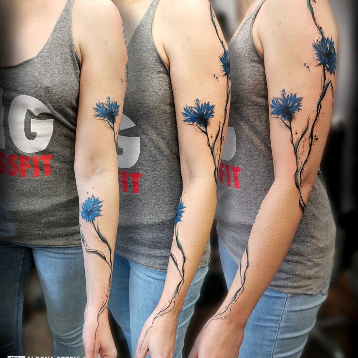 Tatuaż chabry w motywie florystyczne i stylu kontury / linework na ramieniu