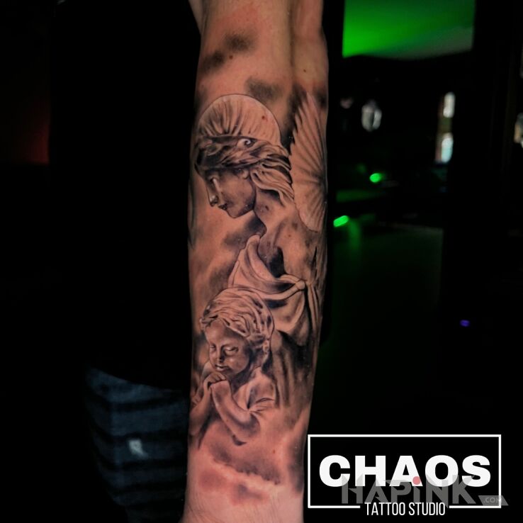 Tattoo Anioły @ironicznakobra ChaosTattoo Poznań in angels motif and realistic style On the arm