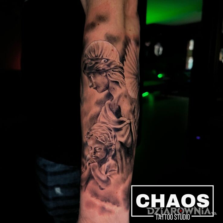 Tatuaż anioły ironicznakobra chaostattoo poznań w motywie mroczne i stylu realistyczne na przedramieniu