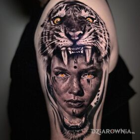 Tatuaż Kobieta i dziki kot na ramieniu motyw: twarze styl: realistyczne