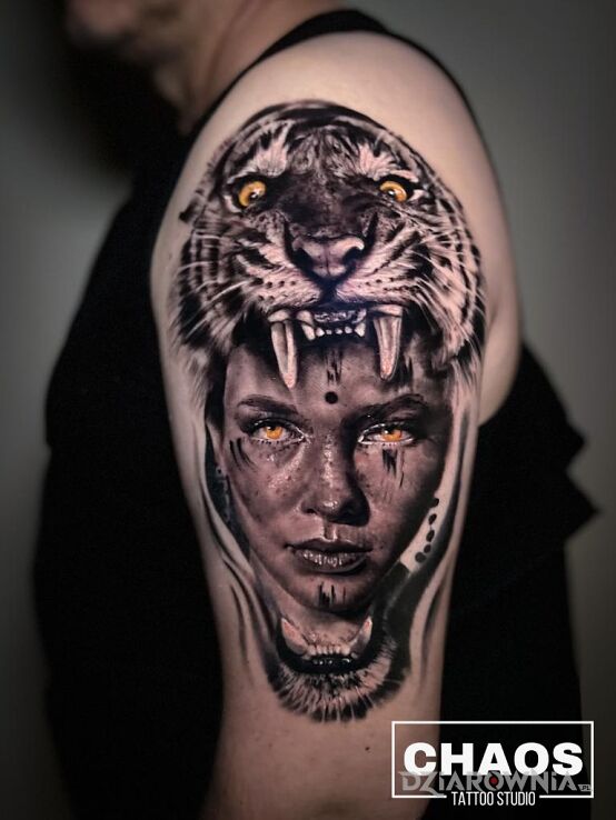 Tatuaż kobieta i kot ironicznakobra chaos tattoo poznań w motywie zwierzęta i stylu realistyczne na ramieniu