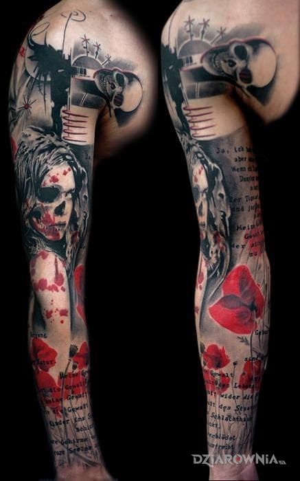 Tatuaż rękaw czarno-czerwony w motywie kwiaty na ramieniu