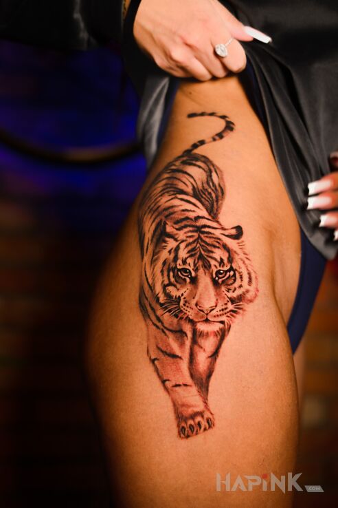 Tattoo Damski tatuaż tygrysa in black and gray motif and realistic style on the hip
