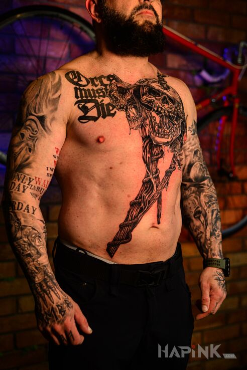 Tattoo Męski tatuaż in lettering motif and realistic style on the chest