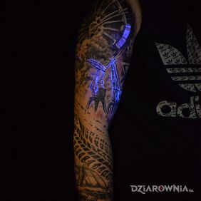 Tatuaż UV tatuaż na przedramieniu motyw: czarno-szare styl: realistyczne