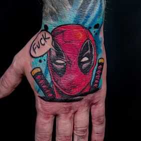 Tatuaż Tatuaż męski na dłoni Deadpool na dłoni motyw: śmieszne styl: kreskówkowe / komiksowe