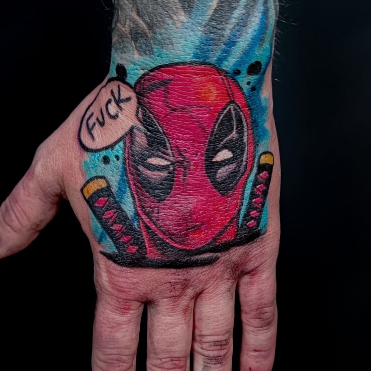 Tatuaż  męski na dłoni deadpool w motywie postacie i stylu newschool na dłoni