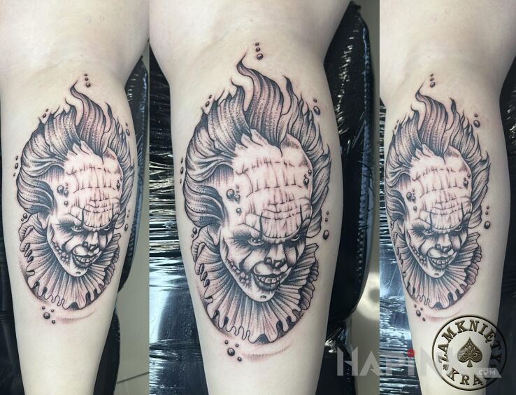 Tattoo Tattoo Pniewy in faces motif and graphic / illustrative style on the calf