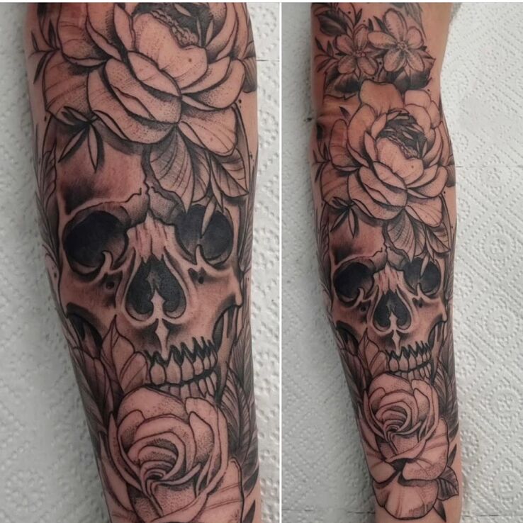 Tatuaż ponadczasowe róże i czacha w motywie mroczne i stylu newschool na ręce