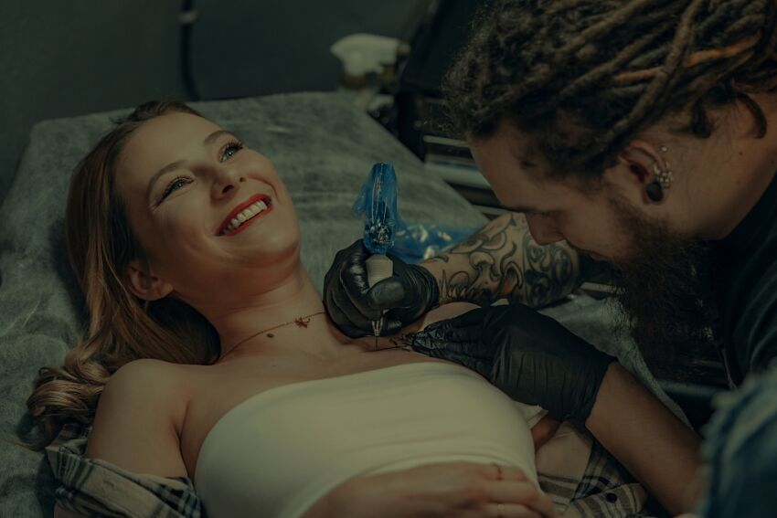 tatuażysta leszy tatuujący dziewczynę