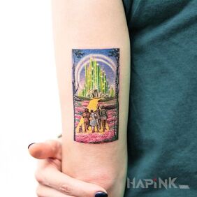 Tattoo Land of OZ on the upper arm motif: characters