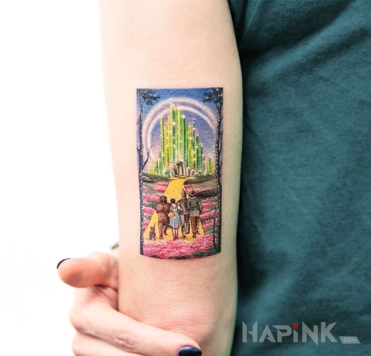 Tattoo Kraina OZ in characters motif on the upper arm