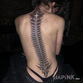 Tattoo Tattooed spine on the back motif: black and gray