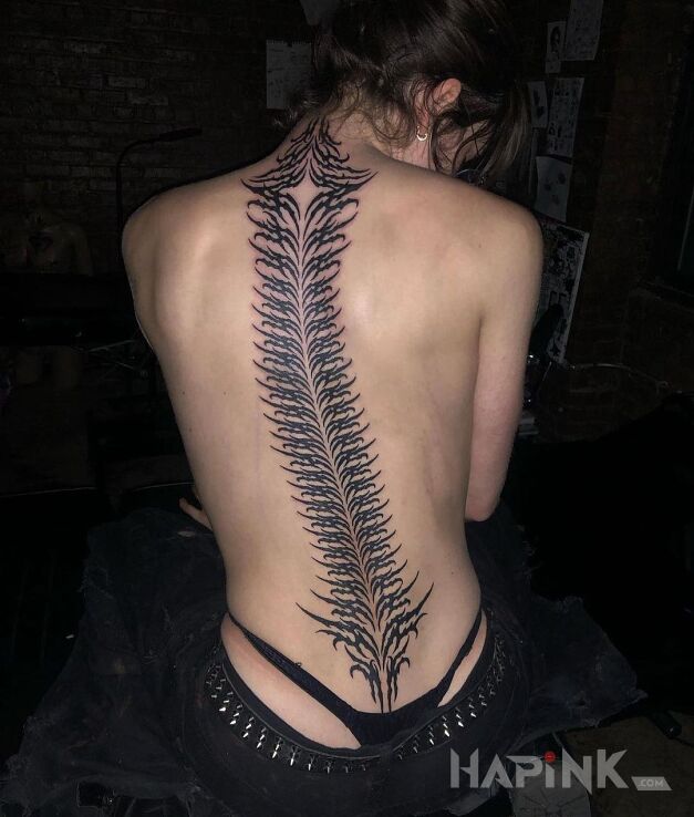 Tattoo Wytatuowany kręgosłup in black and gray motif and neo tribal style on the back