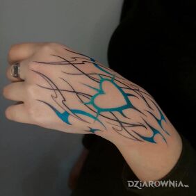 Tatuaż Niebieskie serducho na ręce motyw: kolorowe styl: neo tribal