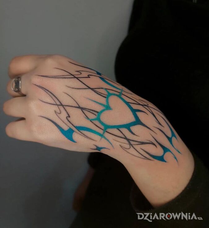 Tatuaż niebieskie serducho w motywie kolorowe i stylu neo tribal na dłoni