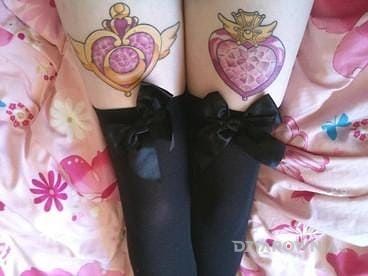 Tatuaż dwa flakony w motywie seksowne na nodze