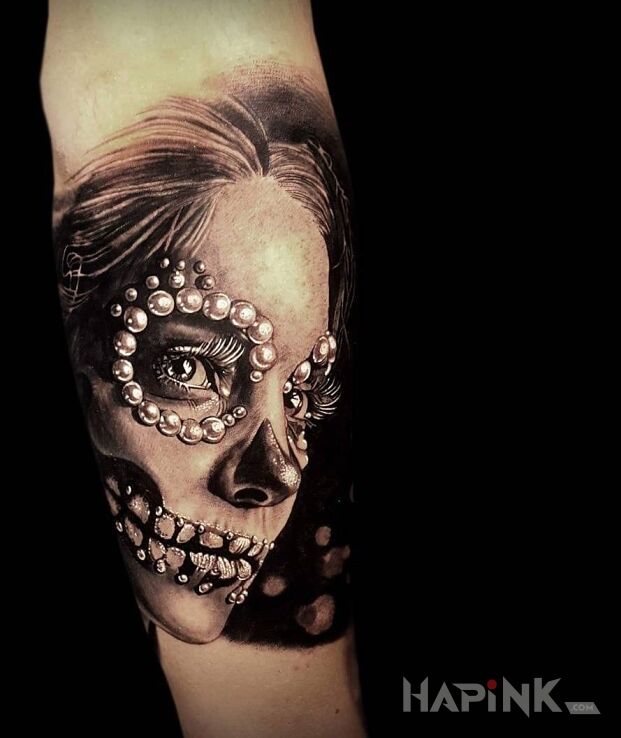 Tattoo Dziewczyna z perlami in faces motif and realistic style on the forearm