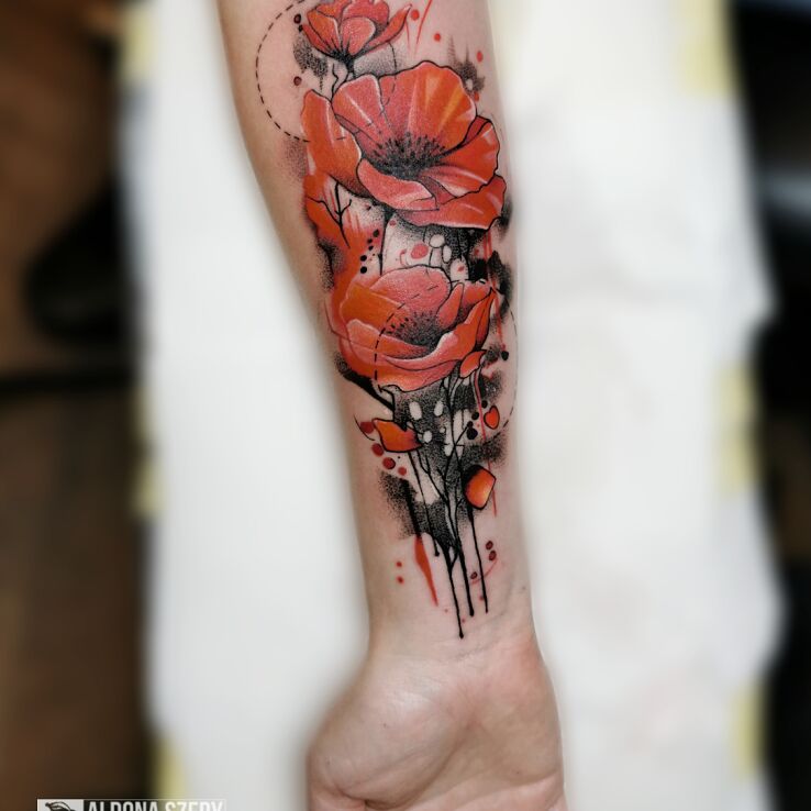 Tatuaż maki w motywie kwiaty i stylu graficzne / ilustracyjne na przedramieniu