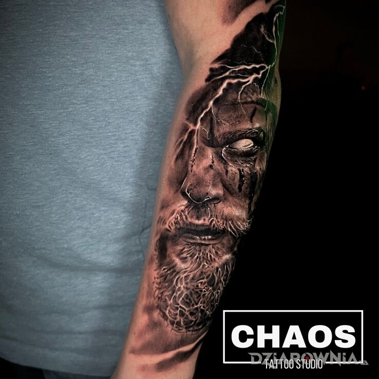 Tatuaż wiking 1 sesja chaos tattoo poznań w motywie wojna i stylu realistyczne na przedramieniu