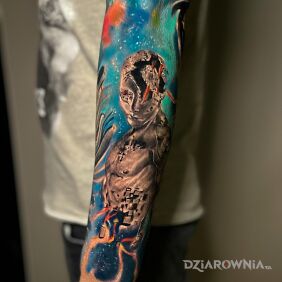 Tatuaż Future - przyszłość Chaos Tattoo Poznań na ręce motyw: kolorowe styl: surrealistyczne