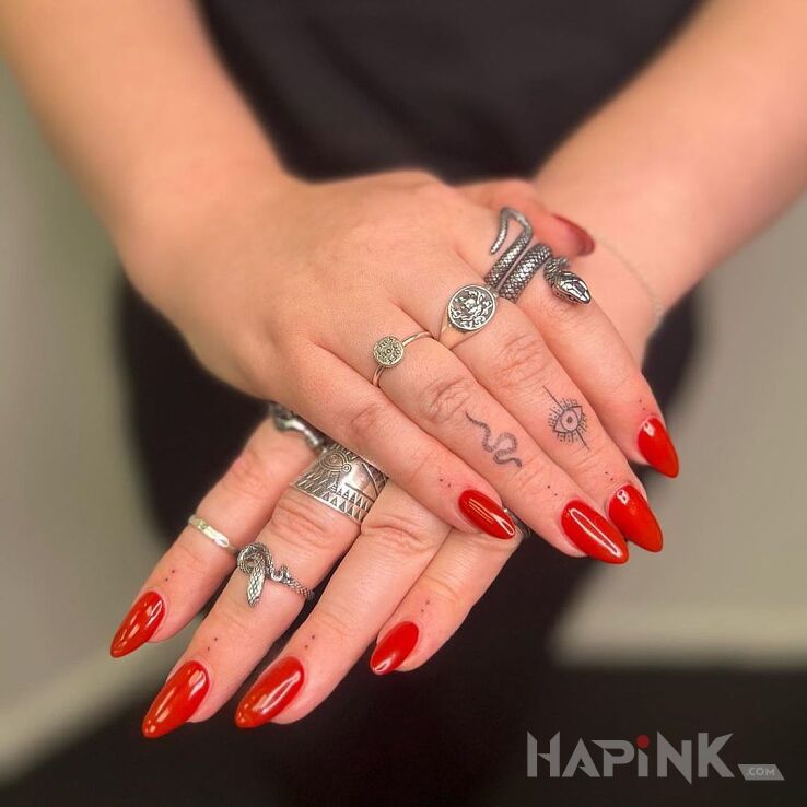 Tattoo Wężyk i oczko in małe motif and minimalistic style on the fingers