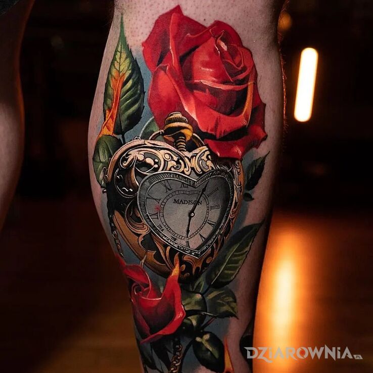 Tatuaż zegarek kieszonkowy w motywie kwiaty i stylu realistyczne na nodze