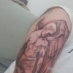 Tatuaż Angel na ramieniu motyw: anioły styl: graficzne / ilustracyjne