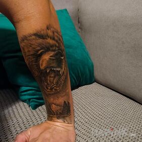 Tattoo Bear On the arm motif: black and gray style: realistic