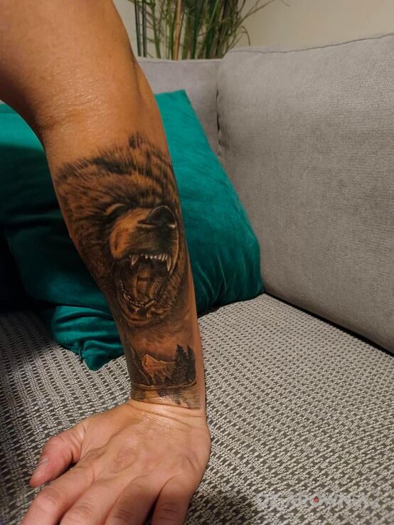 Tatuaż bear w motywie zwierzęta na przedramieniu