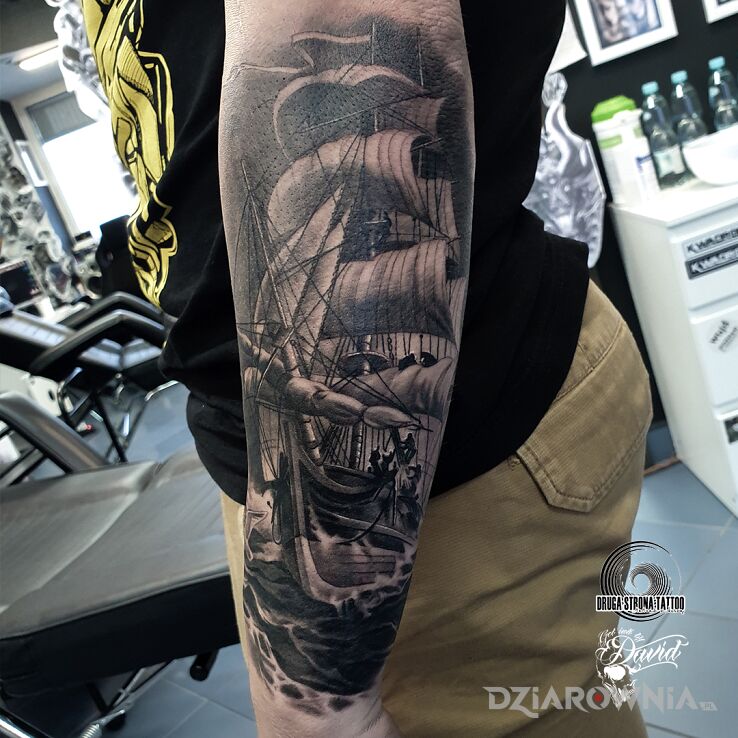 Tatuaż statek d w motywie czarno-szare i stylu realistyczne na przedramieniu