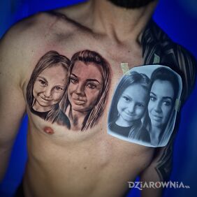 Tatuaż Portret żony i córki na klatce motyw: twarze styl: realistyczne