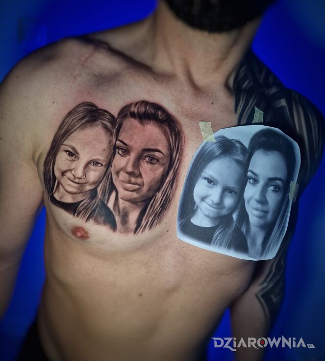Tatuaż portret żony i córki w motywie twarze i stylu realistyczne na brzuchu