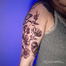 Tatuaż Kobiece tatuaże, kwiaty, ptaki na bicepsie motyw: zwierzęta styl: realistyczne