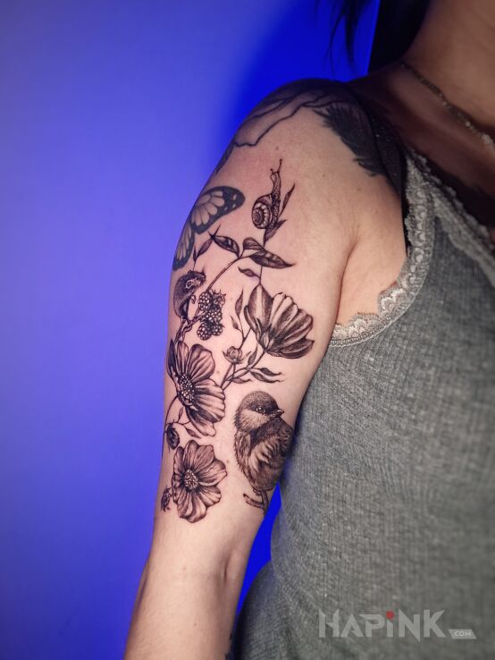 Tattoo Kobiece tatuaże, kwiaty, ptaki in flowers motif and realistic style on the bicep