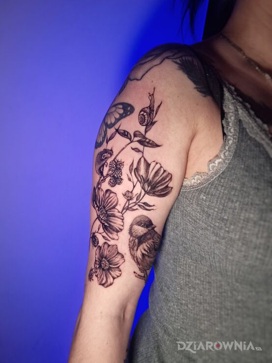 Tatuaż kobiece tatuaże kwiaty ptaki w motywie miłosne i stylu minimalistyczne na bicepsie