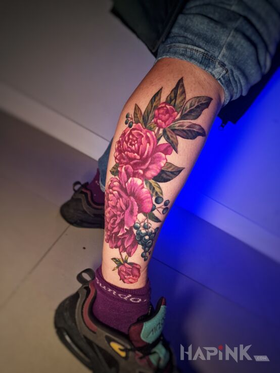 Tattoo Kwiaty piwonie kolorowe in colorful motif and realistic style on the calf